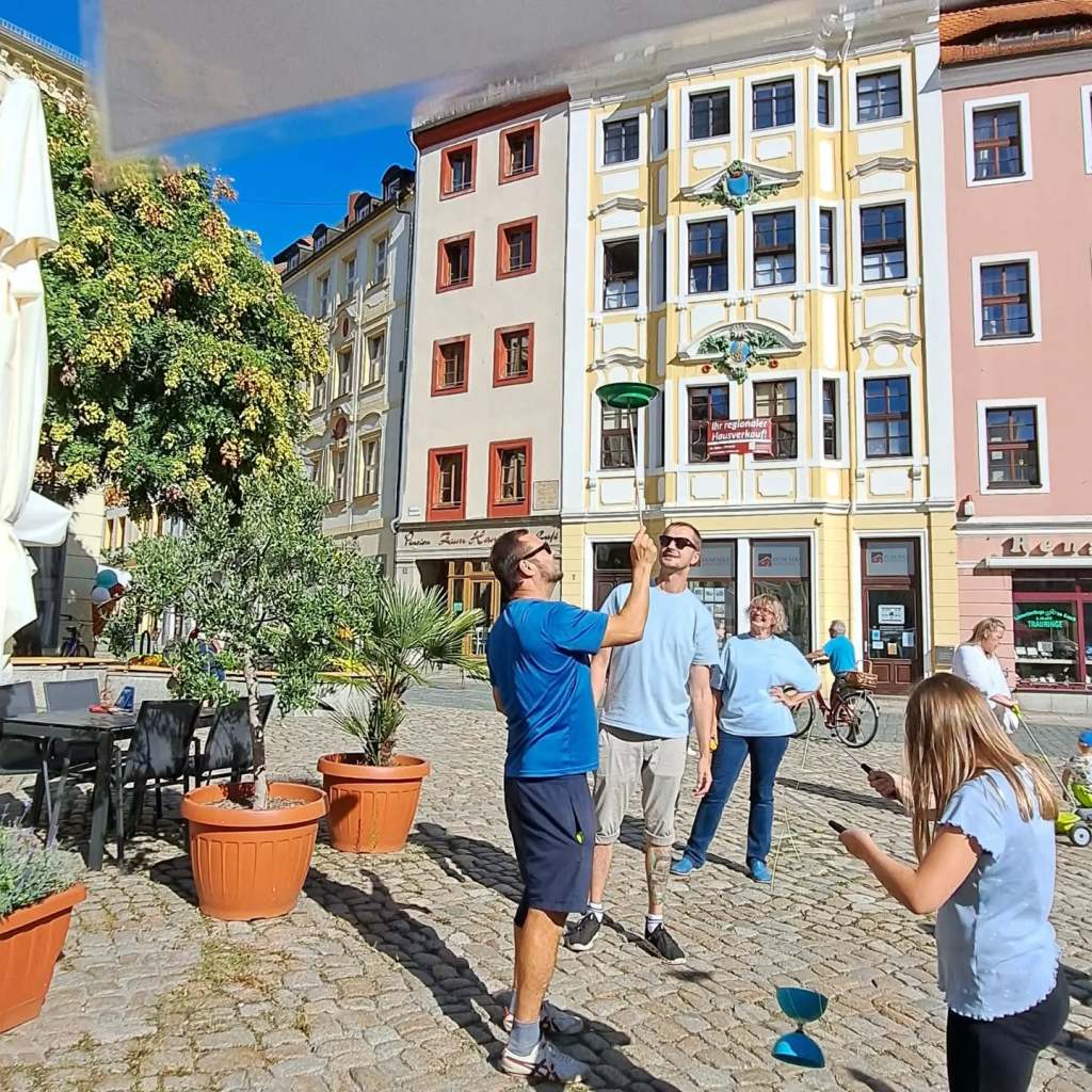 People practising juggling together at Manege der Vielfalt in Bautzen.